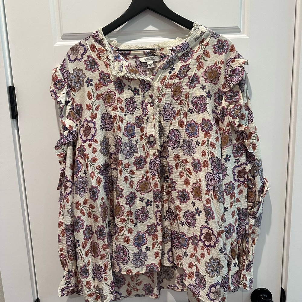 Cream and floral Plus-size fall top